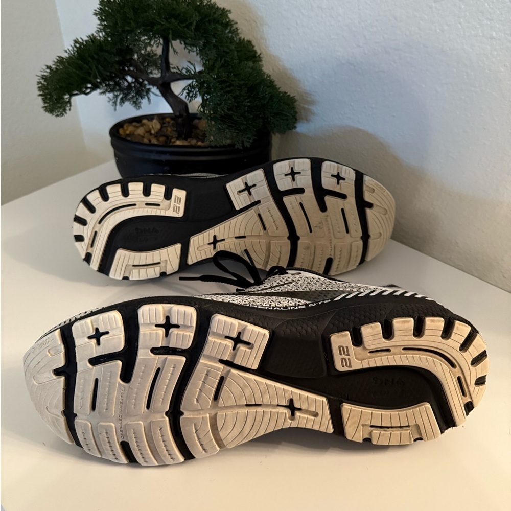 Brooks Adrenaline GTS  22 Sneakers - Gray and Black - Picture 3 of 4